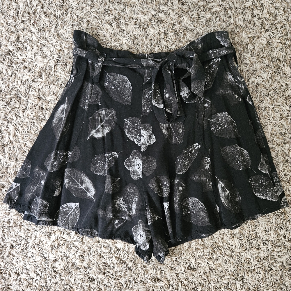 Target Jurassic World Tie Waist Leaf Pattern Flowy Shorts (size S)